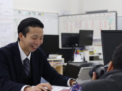 西日本新聞に弊社の福利厚生【奨学金肩代わり制度】が取り上げられました。